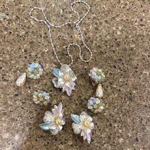 GORGEOUS vintage pendant and clip on earring set